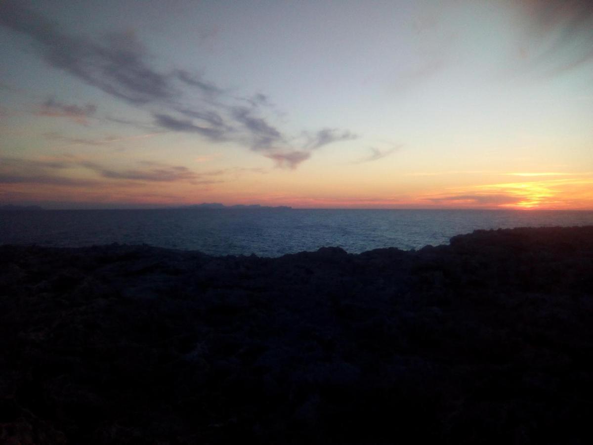 カラ・エン・ブラネスApartamento En Calan Blanes, Ciutadellaアパートメント エクステリア 写真